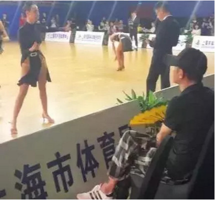 被陪伴孩子比赛的明星家长刷屏？重点不是“光环”，是陪伴~