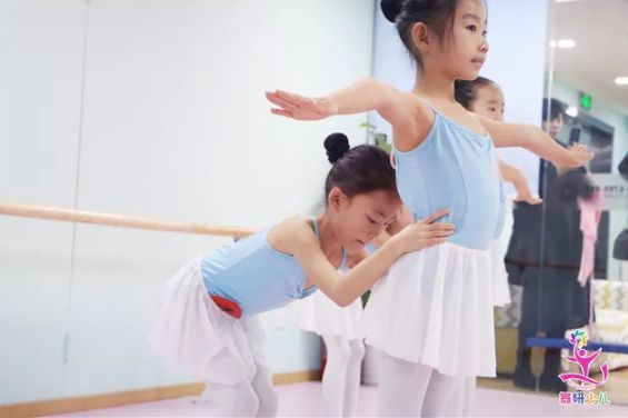 孩子学舞蹈要遵循这4种原则！爸爸妈妈要牢记
