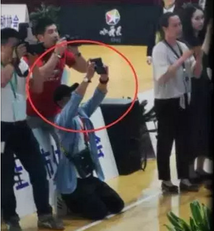 被陪伴孩子比赛的明星家长刷屏？重点不是“光环”，是陪伴~