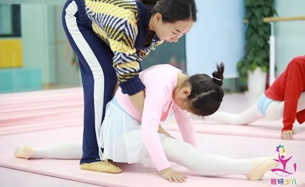 学舞蹈的5个坏习惯，家长一定要“逼”孩子改过来！