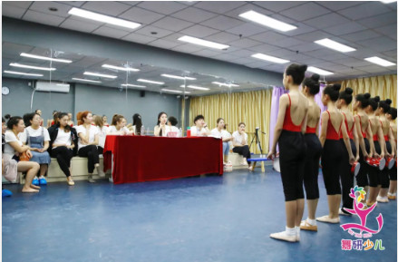 又一波闭营图集来袭！暑假泡在舞蹈教室里的孩子，收获到了什么？