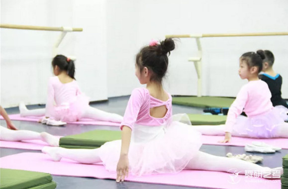 家长该如何正确引导孩子学舞蹈？