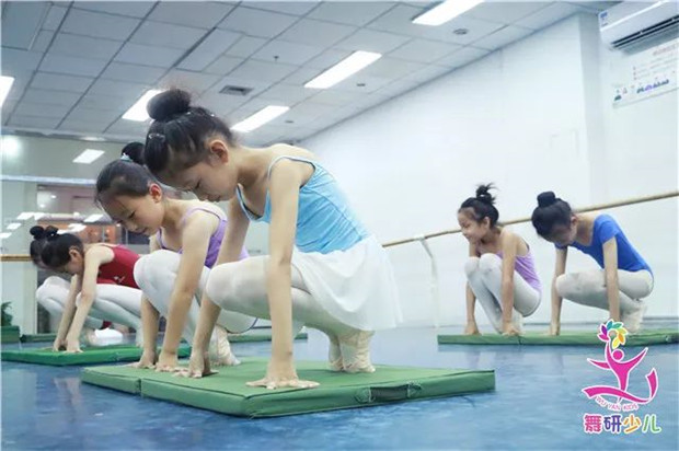 学舞蹈的孩子如何利用假期变得更优秀？她们已经从这里出发啦！