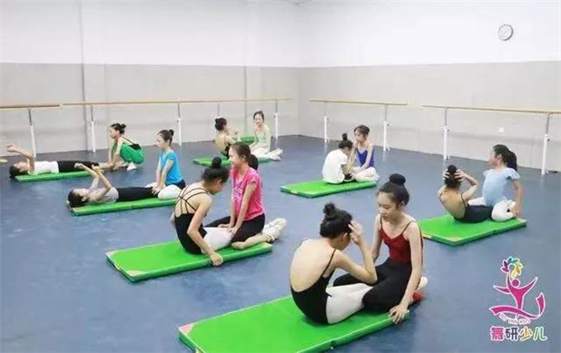 如何避免孩子练舞时受伤？这5个动作在家就要练起来！