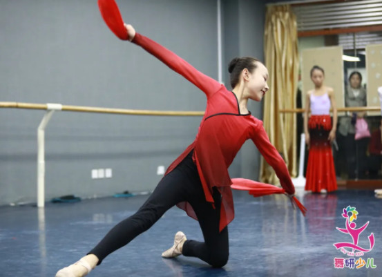 “学舞蹈那么苦，为什么你还愿意不停的跳？”