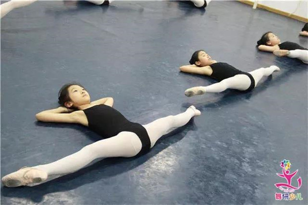史上最全的少儿舞蹈基本功练习方法，看完必转~