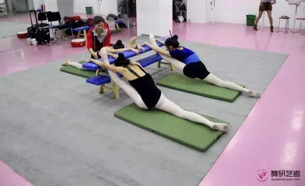 让孩子学会用正确的姿势拉韧带!这两个要点你注意了吗?