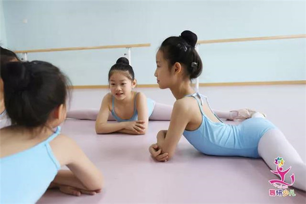 孩子能坚持学舞蹈，家长的鼓励必不可少！
