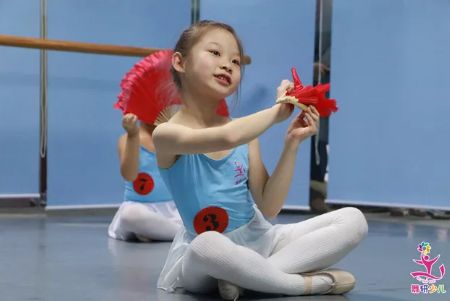 据说10个家长里面，有8个家长在让孩子“盲目”学舞蹈……