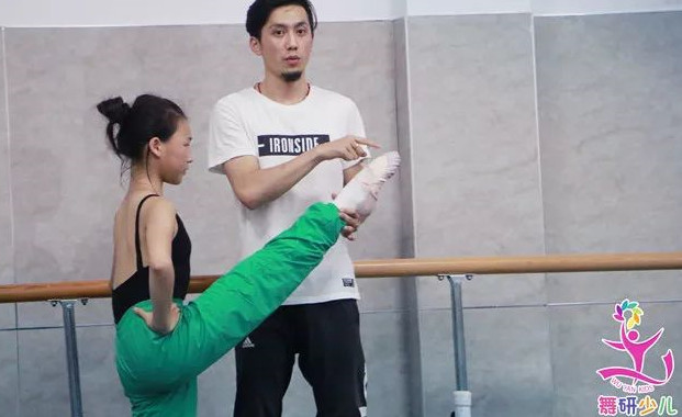 少儿舞蹈暑期集训实拍：软度是如何快速提升的？