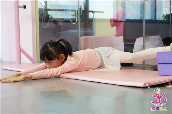 幼儿舞蹈基本功应该如何开展呢