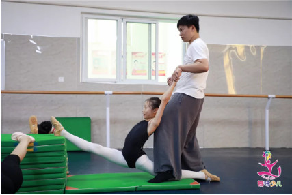 让孩子跟着老师学舞，并不是往功德箱里许愿啊……你得练啊！