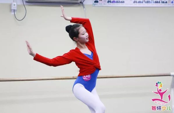 孩子在舞蹈表演中眼神是非常重要的，那么舞蹈中如何训练眼神呢