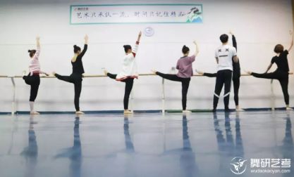 舞蹈最基础的部分——中国舞基本功的地面训练