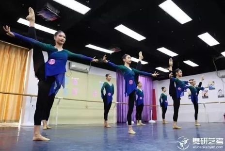 舞研少儿舞蹈|【舞蹈软度小课堂】怎么练习控腿？