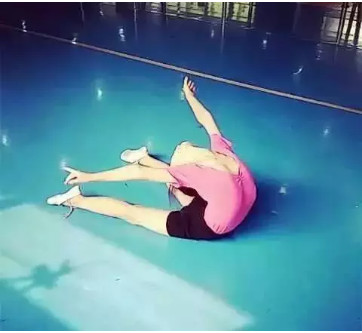 【舞蹈小课堂】幼儿学习舞蹈“压腰”，这样做就对了！