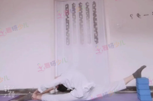 学舞蹈的孩子在家练功导致肌肉酸痛怎么办？教你缓解小妙招~