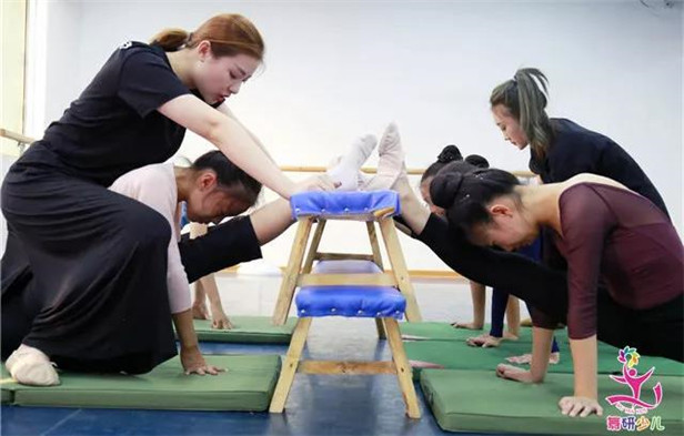 舞蹈软开度练习的5大误区，很多孩子都中了最后一条！