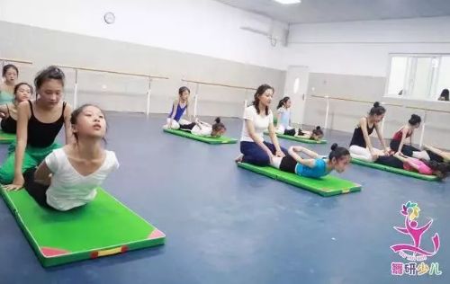 在练舞的过程中难免会出现受伤的现象，那么如何避免孩子练舞时受伤呢？