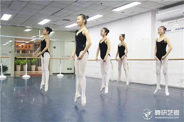 要考舞蹈附中的孩子必知：如何正确的进行基本功训练