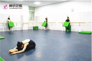 舞蹈生在练“劈叉”吗？注意这6点才能飞速提升！