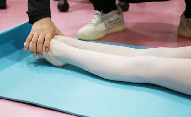 孩子练舞蹈基本功经常会膝盖疼？注意这4点避免受伤