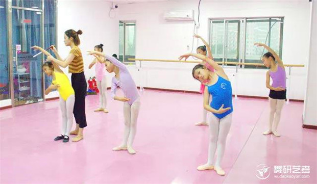 孩子学习舞蹈为什么一个动作要练习无数遍呢