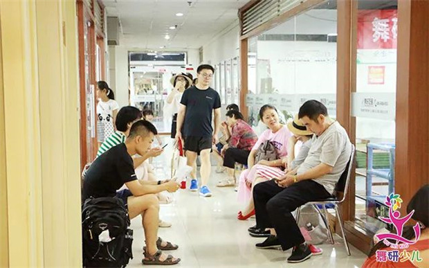 学舞蹈的孩子如何利用假期变得更优秀？她们已经从这里出发啦！