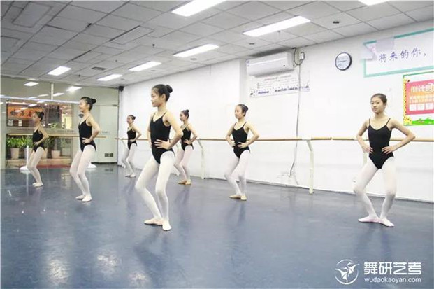 要考舞蹈附中的孩子必知：如何正确的进行基本功训练