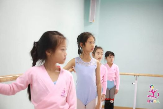 马伊琍女儿舞蹈大赛再次夺冠，文章全程陪伴：优秀的孩子离不开家长的支持~