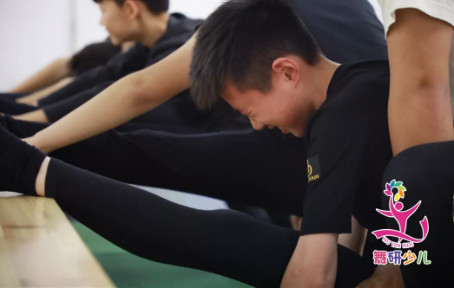 用一组照片证明：所有备考舞蹈附中的孩子，都逃不过“魔鬼软度课”……