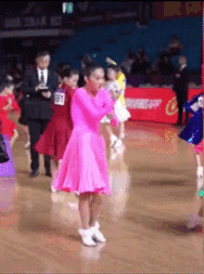 马伊琍女儿舞蹈大赛再次夺冠，文章全程陪伴：优秀的孩子离不开家长的支持~
