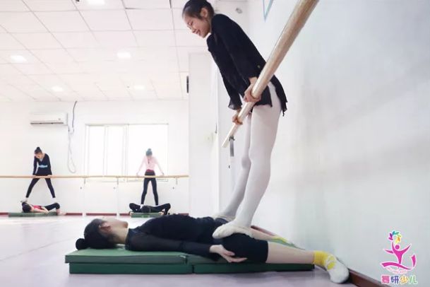 少儿舞蹈基本功教学：胯