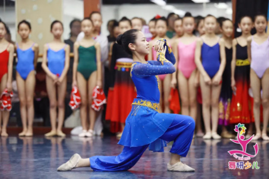 跳舞时控制不住被拍成表情包？舞蹈附中艺考生要如何练习表情管理？