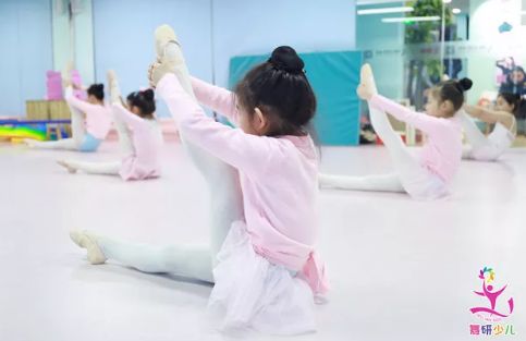 学习舞蹈的过程中，家长应该如何引导孩子正确的面对遇到困难和挫折