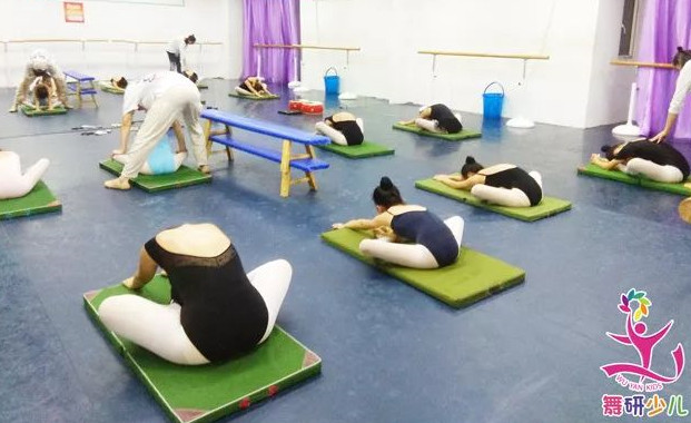 少儿舞蹈暑期集训实拍：软度是如何快速提升的？