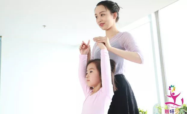 坚持学舞蹈的孩子背后，都有一个伟大的家长！