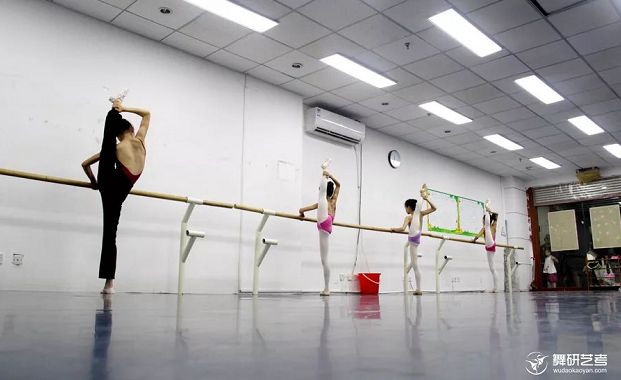 少儿舞蹈基本功组合扶把训练内容是什么？