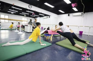 准备考舞蹈附中的孩子，平时一周一节课其实远远不够……学舞真正的进步在暑假！