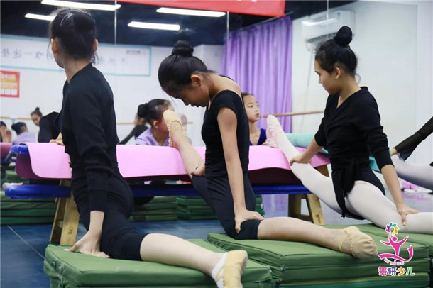 在备考舞蹈附中的训练中，如何防止大腿过粗？