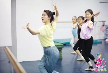准备考舞蹈附中的孩子，平时一周一节课其实远远不够……学舞真正的进步在暑假！