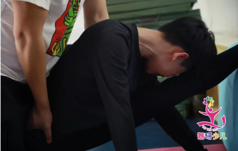 用一组照片证明：所有备考舞蹈附中的孩子，都逃不过“魔鬼软度课”……