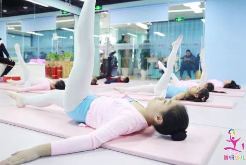 学习舞蹈的过程中，家长应该如何引导孩子正确的面对遇到困难和挫折