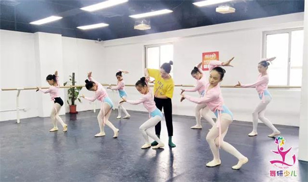 学习实况：热爱舞蹈的孩子，从来不怕吃苦！