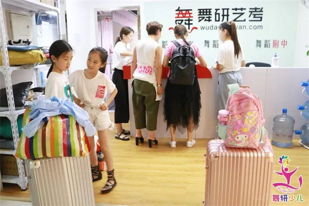 学舞蹈的孩子如何利用假期变得更优秀？她们已经从这里出发啦！