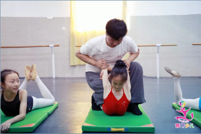 舞蹈附中艺考生有救了？软开度的6步通用训练法，一键Get！