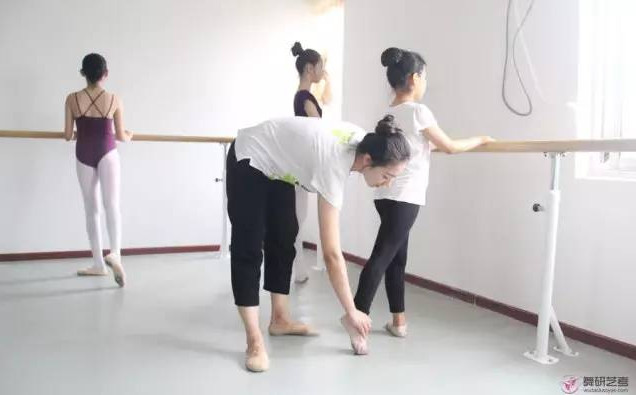 如何为孩子选择优秀的舞蹈老师?.jpg