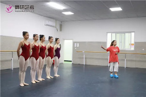 舞蹈生在练“劈叉”吗？注意这6点才能飞速提升！