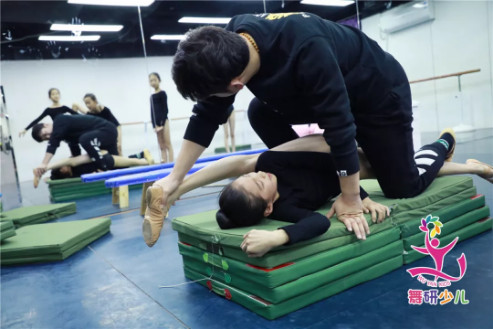 用一组照片证明：所有备考舞蹈附中的孩子，都逃不过“魔鬼软度课”……