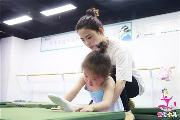 学舞蹈没有坚持不住的孩子，只有中途放弃的家长！